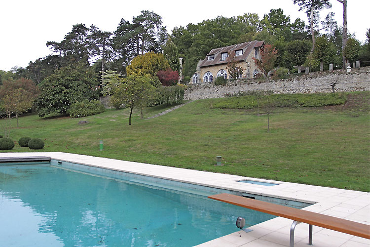 Swimming pool and manor. C0115