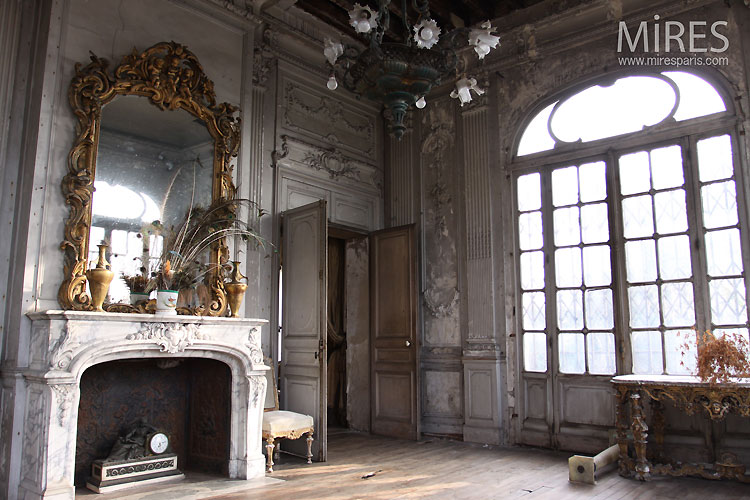 Résultat de recherche d'images pour "miroir baroque sur cheminée"