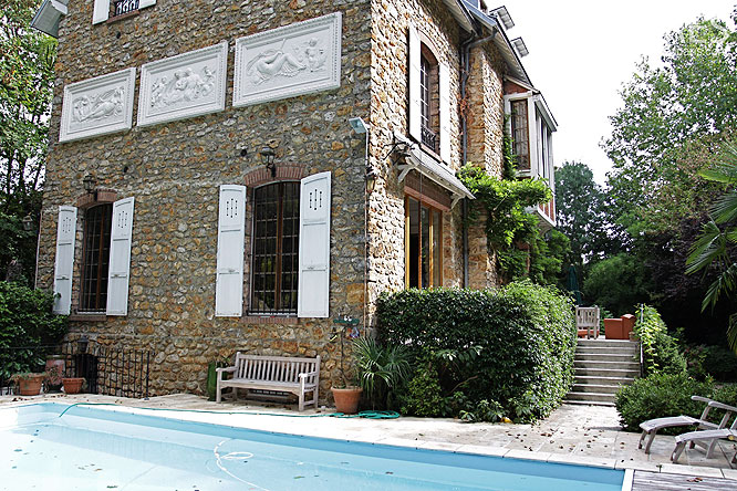 Piscine et bas-relief. C0156