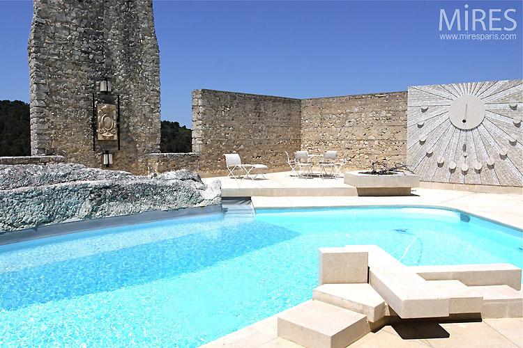 Ruine et piscine. C0326