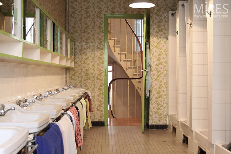 Douches collectives. C0418 Mires Paris