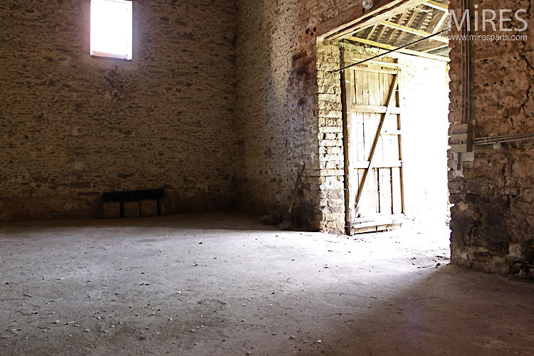 Grange vide. C0431