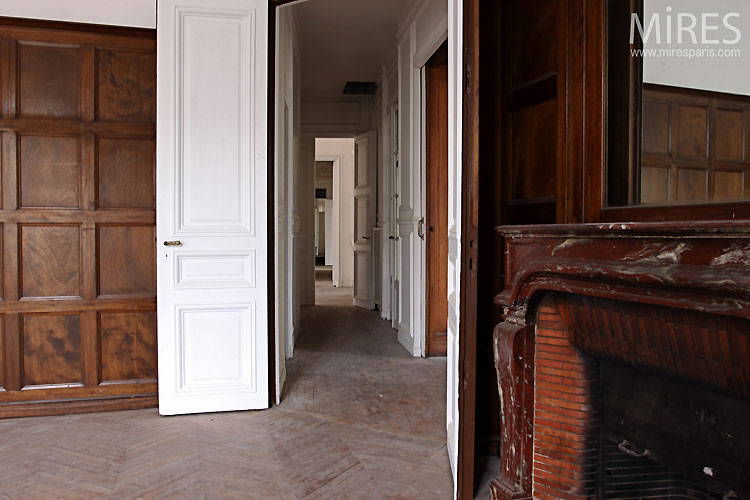 Enfilades de fenêtres et boiseries. C0525