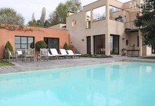 Bleu piscine et deck en bois. C0575