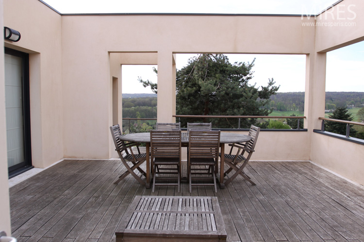 Terrasse en teck et vue sur la campagne. C0575