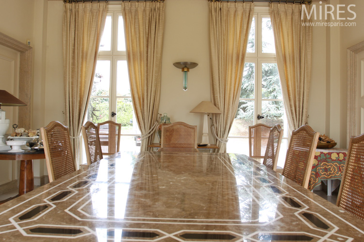 Une salle à manger néo-classique. C0591