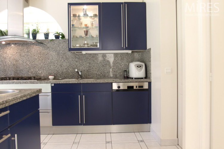 Bleu nuit, blanc, marbre gris. C0602
