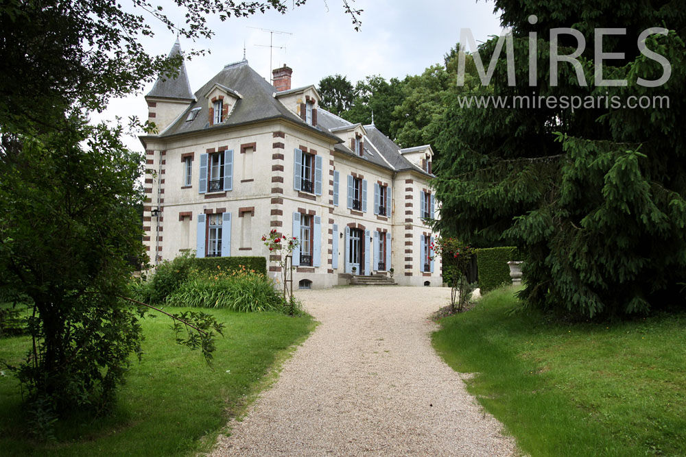 Un château de style classique avec échauguette. C0630
