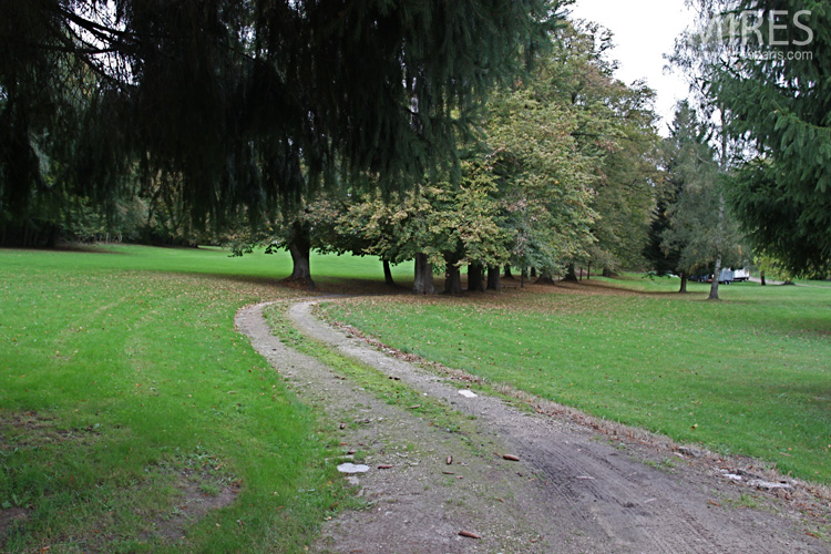 Tour, pont, paddocks, pistes de galop. C0630