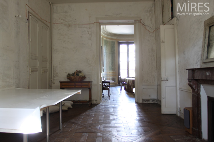 Parquet Versailles et cheminée de marbre rouge. C0622