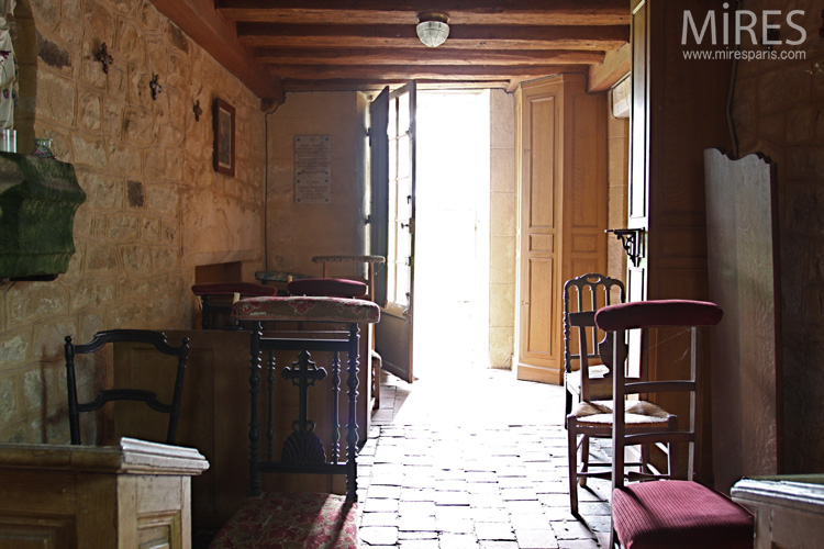 Petite chapelle au plafond bas avec des poutres. C0642