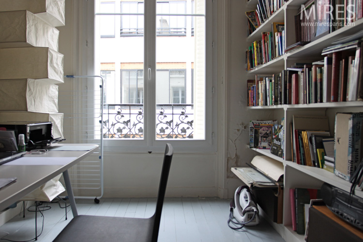 Lampe sculpture en papier et livres en stock. C0032