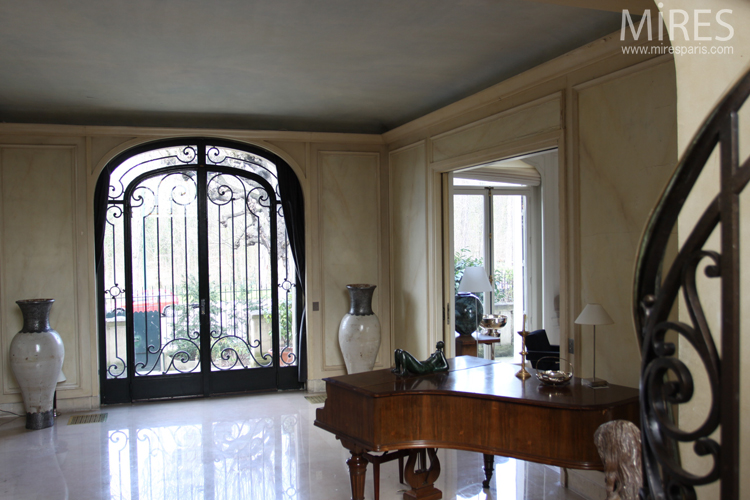 Entrée imposante. C0696