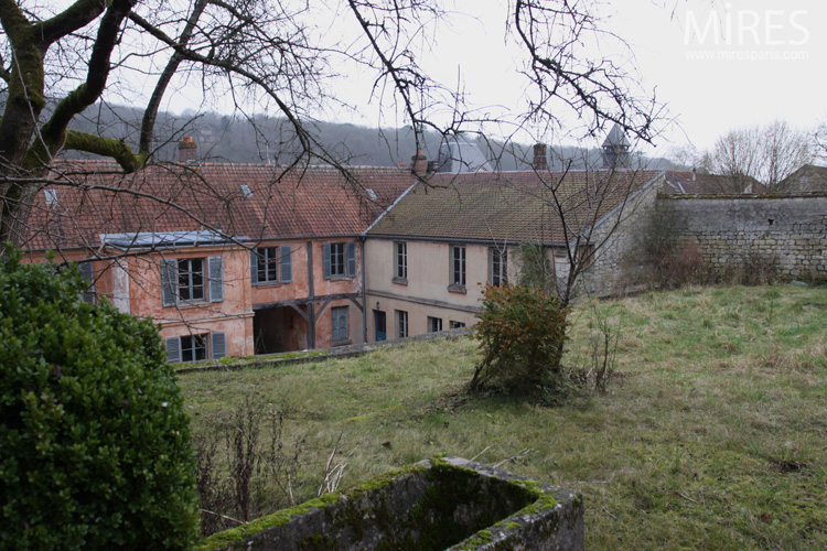 Jardin surplombant la maison. C0679