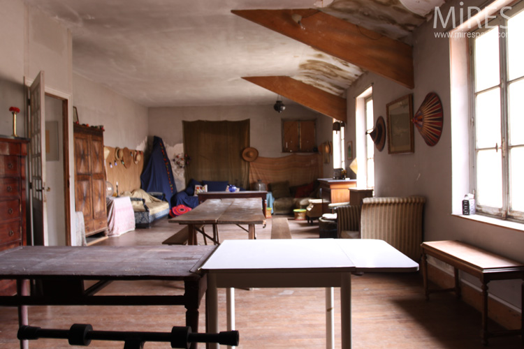 Vaste salle bien éclairée au premier étage. C0679