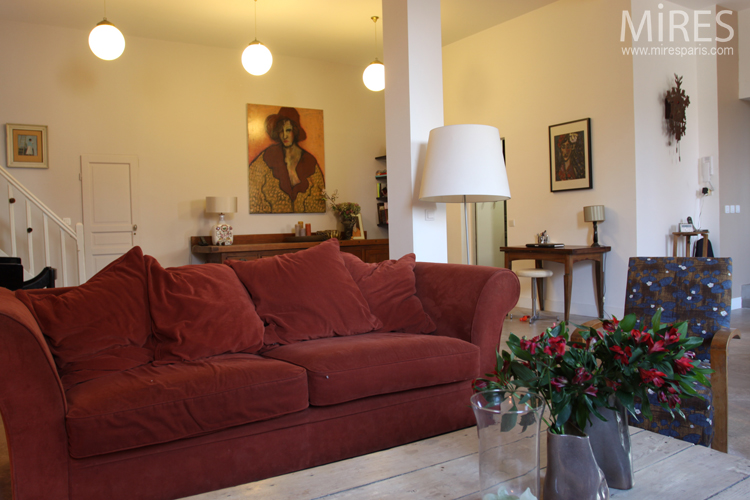Simple and comfortable furniture. C0682