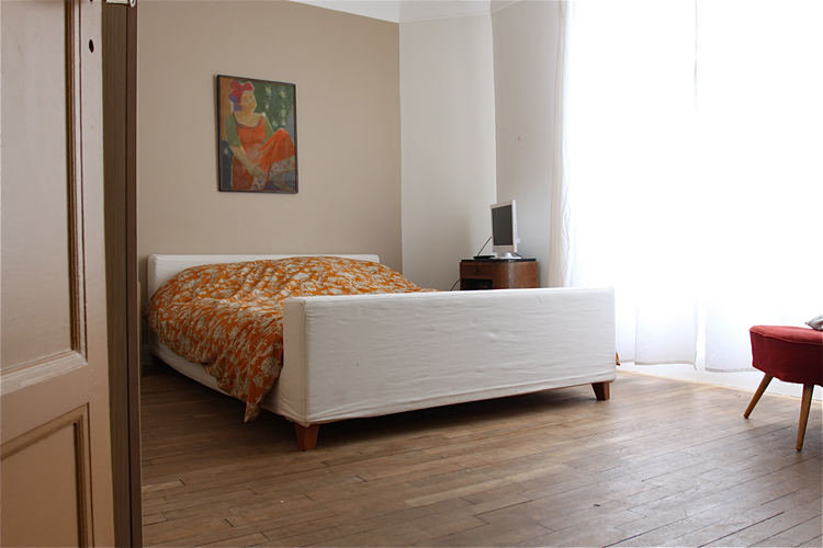 A bright bedroom. C0682