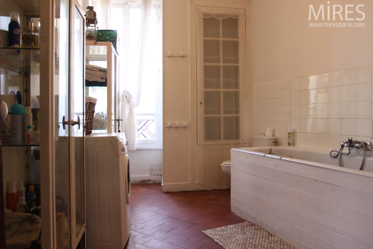 Tomettes rouges et carreaux blancs. C0703