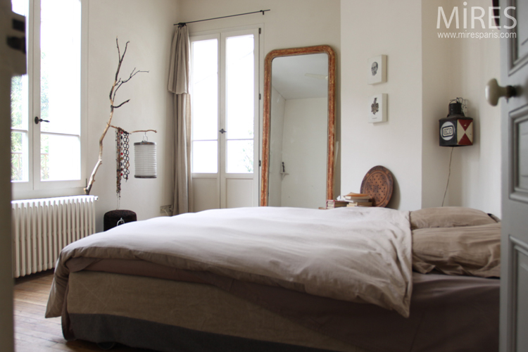Chambre parentale sur terrasse et verdure. C0031