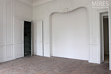 Cheminée en marbre, grand miroir et alcôve. C0583