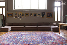 High ceilings and large glass windows. C0621