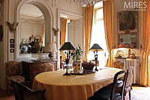 Paintings, lamps and antiques. C0636