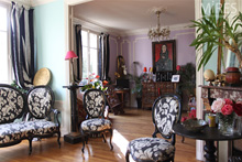 A joyful and exotic living room. C0639