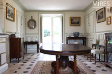 Cheminée en faïence et meubles de style. C0644