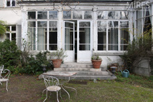 Véranda habillée de treillis de bois. C0663