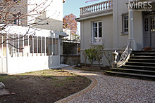 Art Deco villa with garden overlooking the Seine. C0646