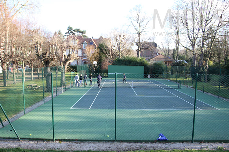 Tennis vert de banlieue. C1123