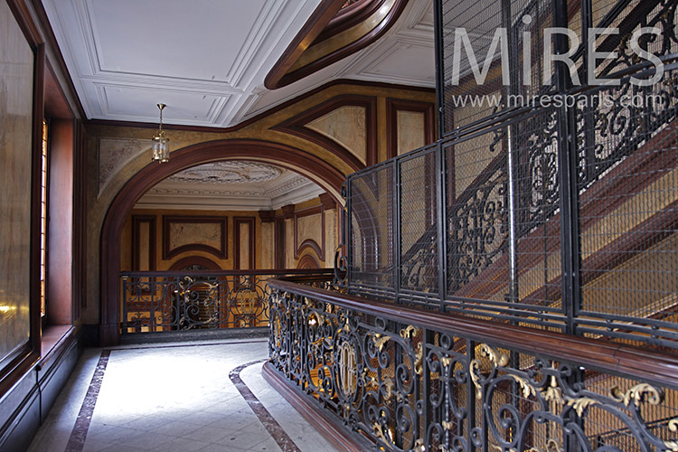 Escalier et ascenseur vintage. C0065