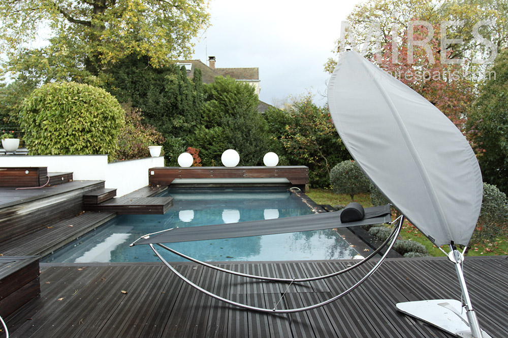 Petite piscine bordée de teck. C1399