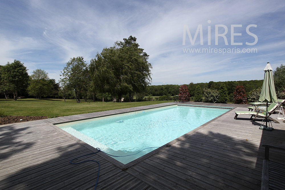 Piscine claire dans la nature. C1463