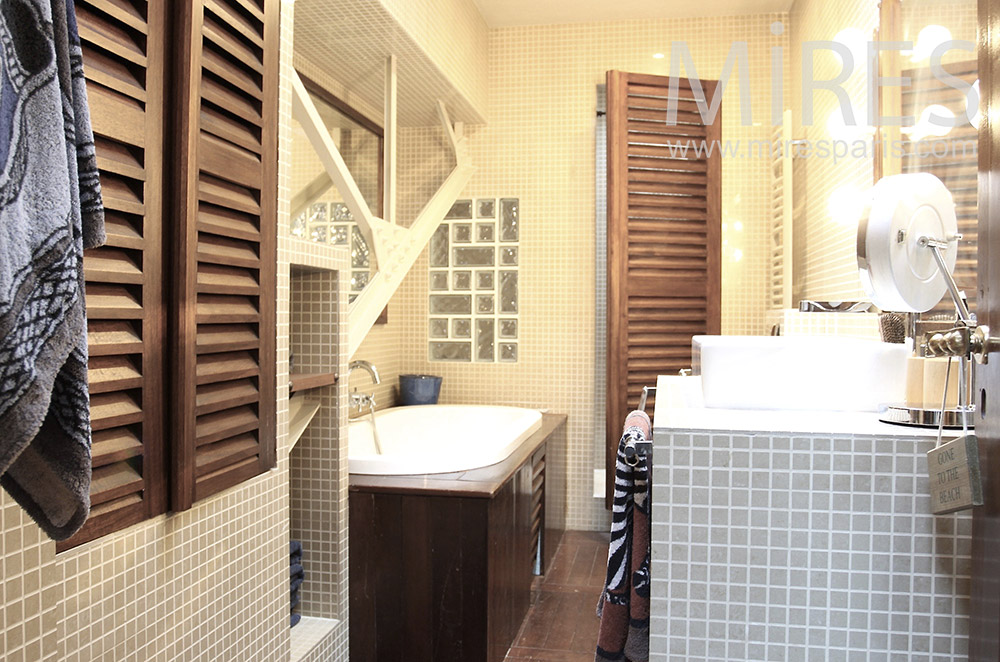 Salle de bain, carrelages et bois. C1487