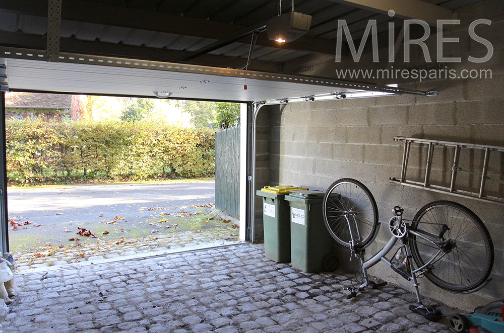 Garage simple sur rue. C1509