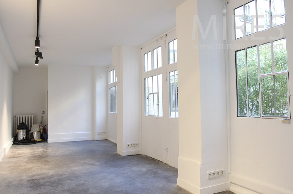 Espace blanc avec vue sur cour. C1542