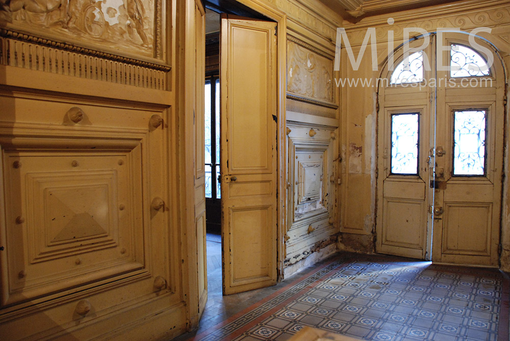 Hall et boiseries patinées. C1550