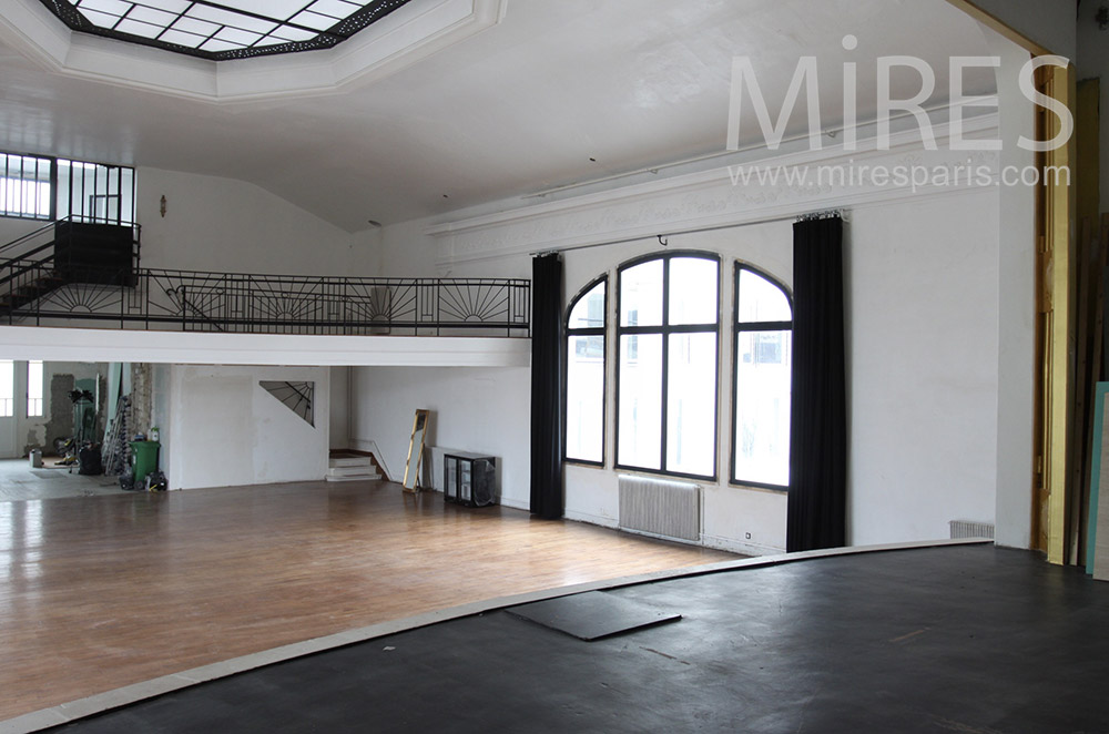 Théâtre disponible avec balcon. C1443