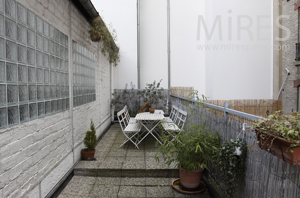 Petite terrasse calme. C1555