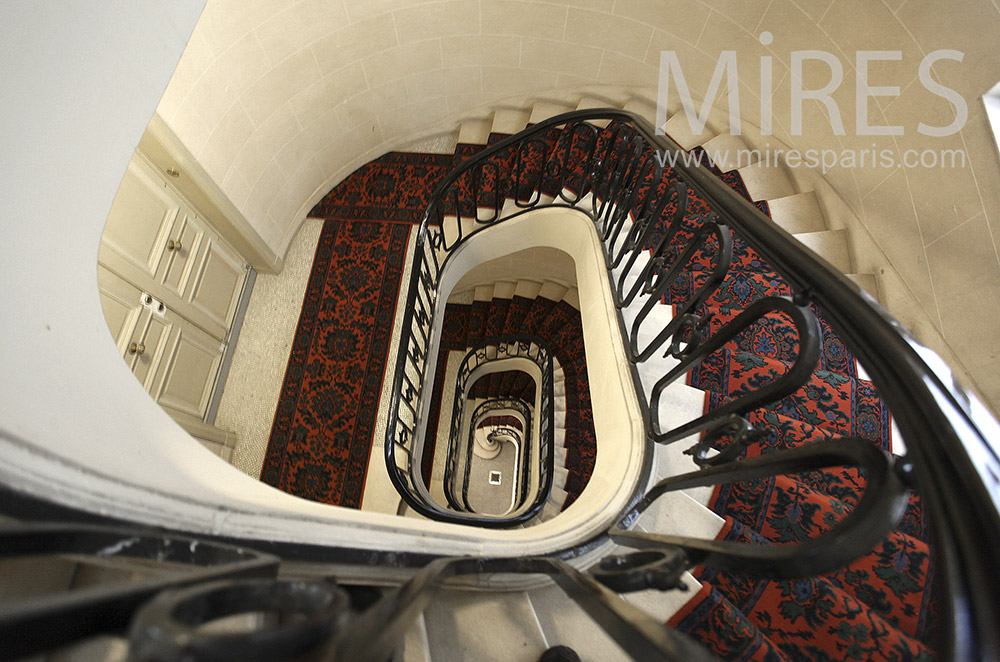 Grand escalier et tapis rouge. C1559