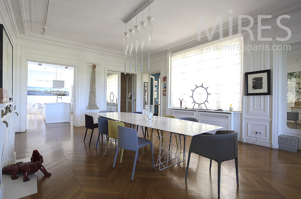 Diner moderne dans large espace. C1559