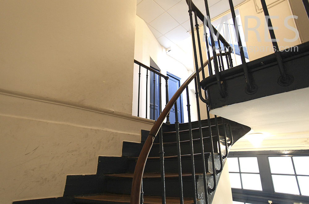 Escalier brun et portes bleues. C1560