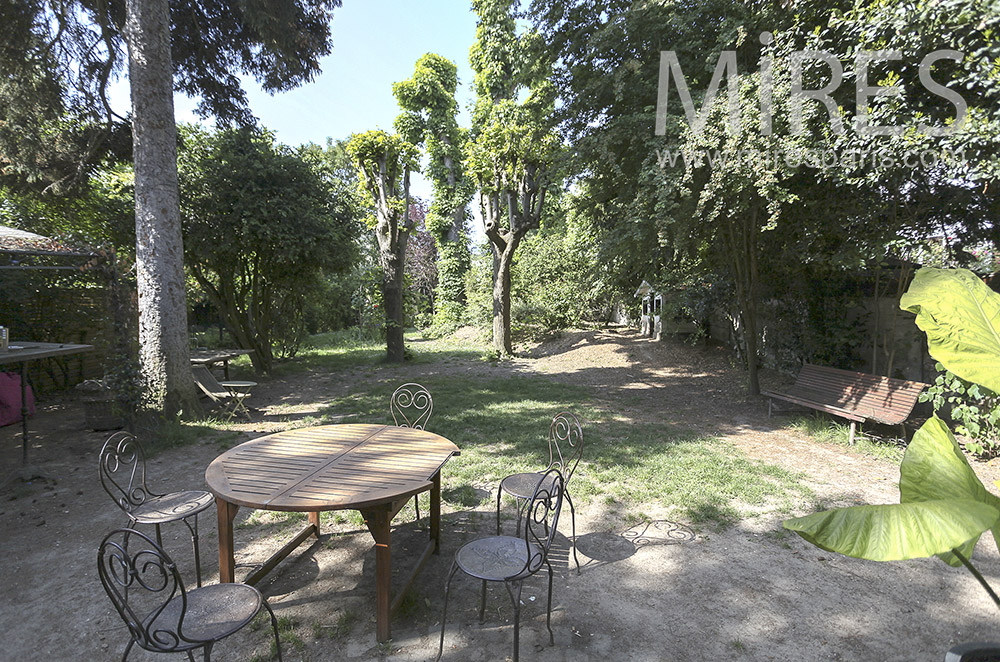 Jardin ombragé. C0218