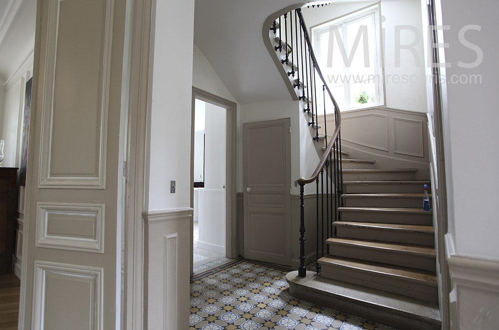Classique escalier de bois bicolore. C1563