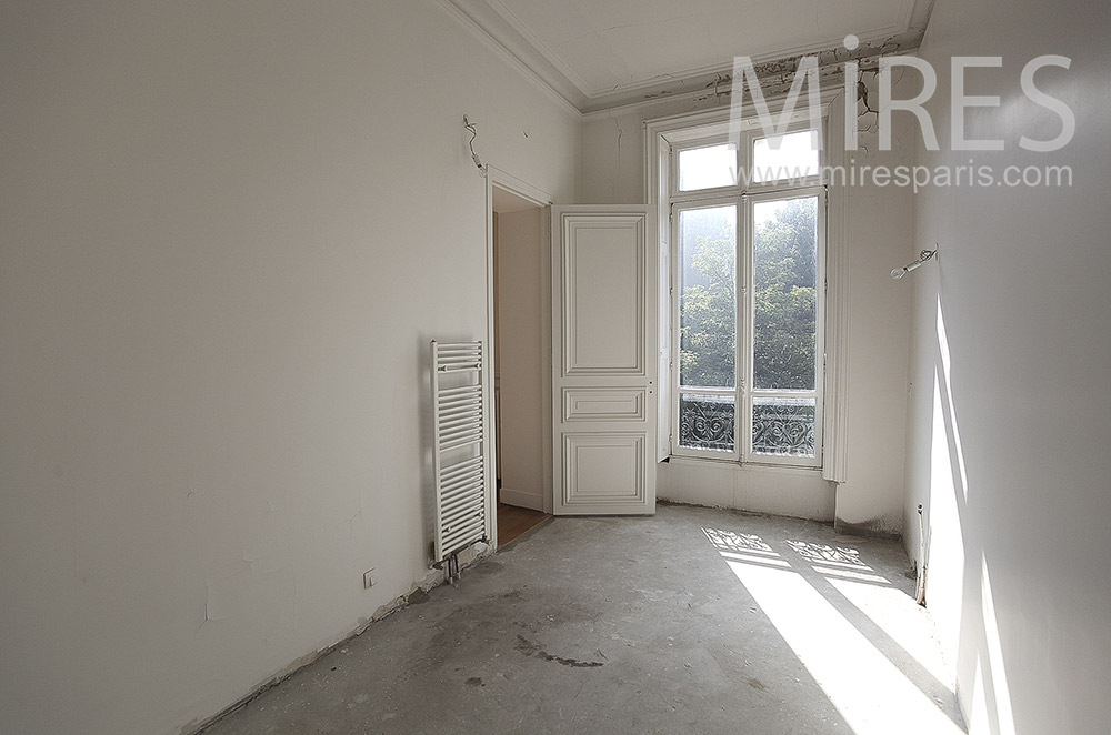 Chambre étroite vide. C1564