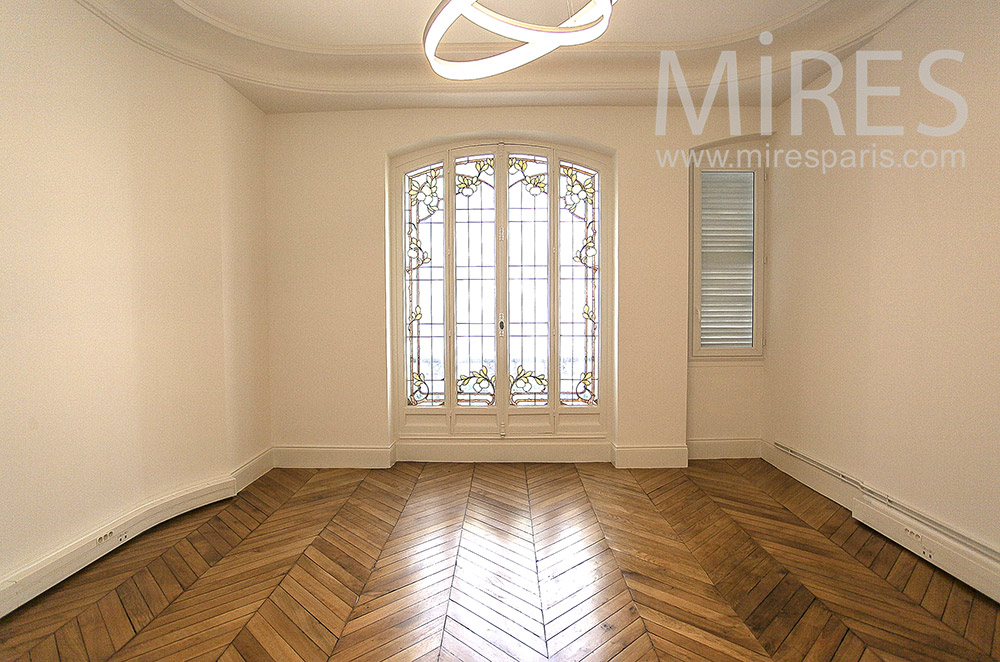 Vitrail et parquet ciré. C1571