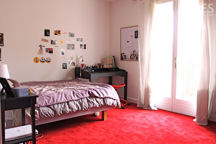 C0463 – Bedroom and red carpet