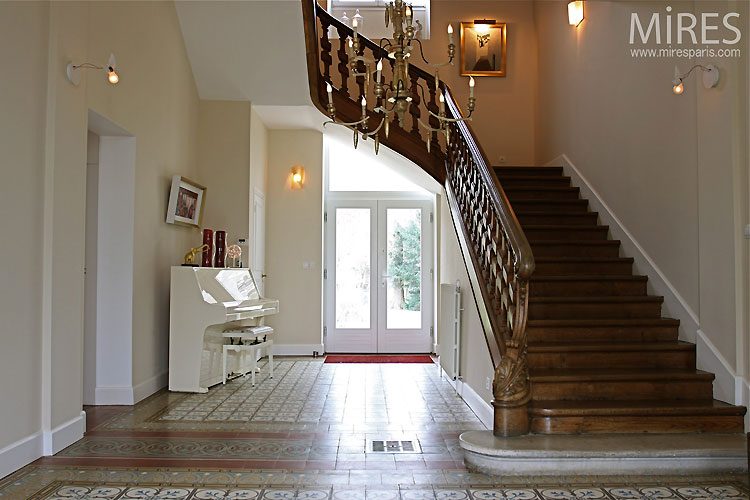 C0466 – Escalier et piano blanc