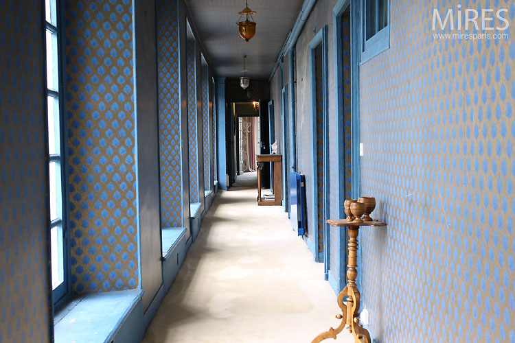 C0545 – Blue corridor, yellow hallway